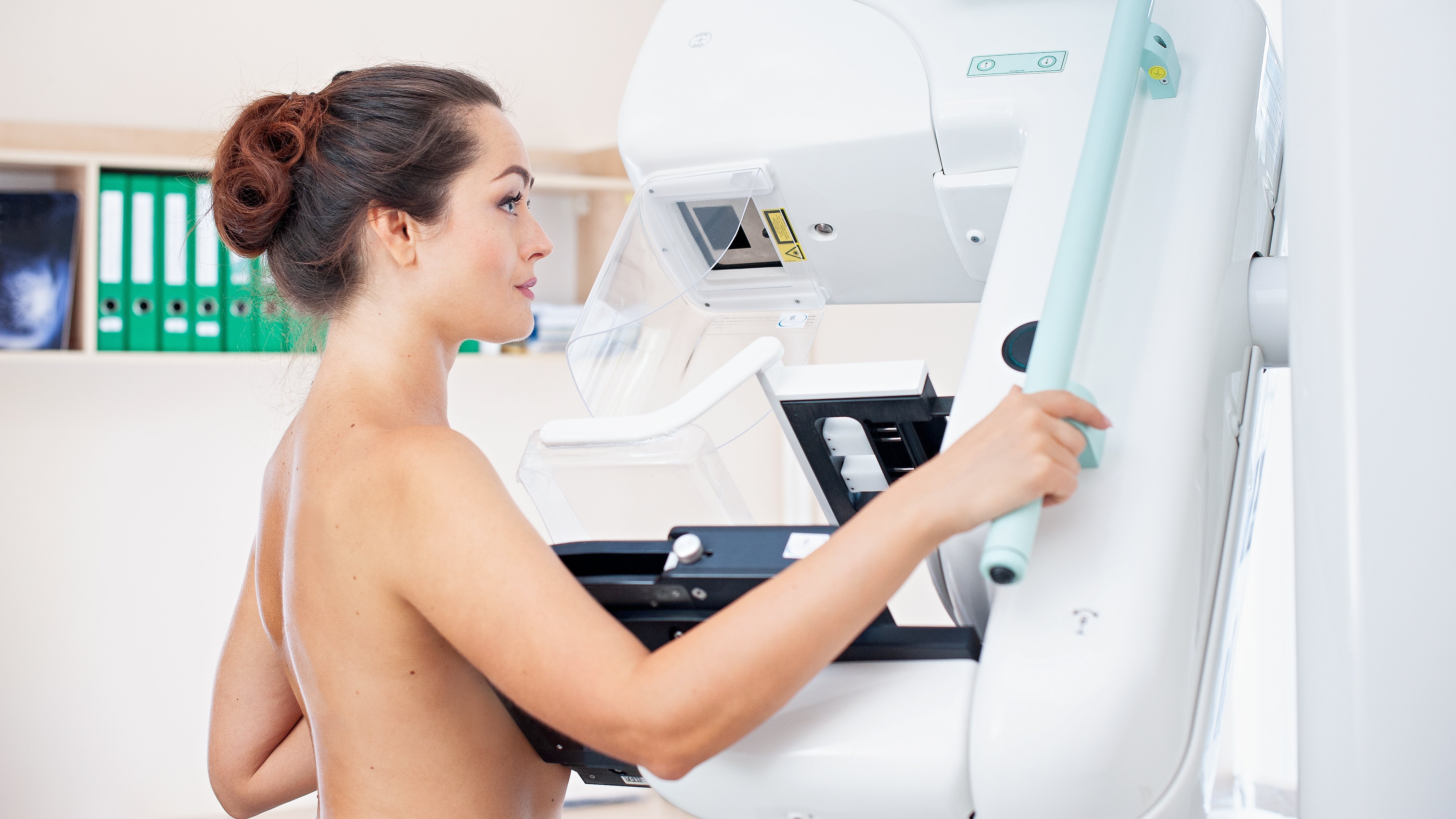 patient-doing-cancer-prophylactic-mammography-scan